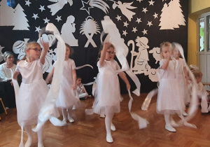 Dziewczynki wykonują taniec z szarfami.