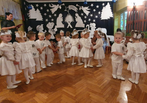 Dzieci - Śnieżynki wykonują układ taneczny.