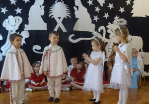 Dzieci odgrywające role Aniołów i Pasterzy.