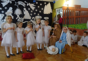 Dzieci odgrywające role Aniołów, Maryji oraz Józefa.
