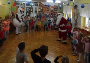 Wspólne zabawy z Mikołajem, Olfem i Śnieżynką.