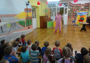Dzieci oglądają przedstawienie.