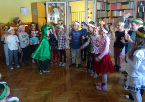 Dzieci śpiewają piosenkę o tematyce antytytoniowej.