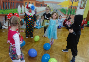 Dzieci tańczą w przebraniach balonami.