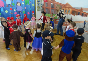 Dzieci tańczą w przebraniach.