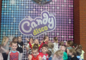 Przedszkolaki tańczą disco.