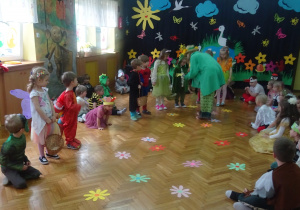 Dzieci uczestniczą w konkursie.