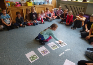 Dzieci uczestniczą w zajęciach edukacyjnych.