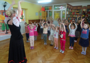 Dzieci tańczą z baletnicami.
