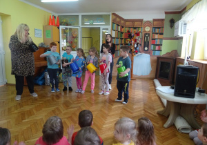 Dzieci oraz prowadzące koncert muzyczny.