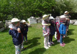 Dzieci w strojach pszczelarskich.
