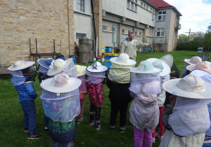 Dzieci podczas zajęć z pszczelarzem.