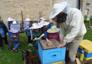 Dzieci podczas zajęć z pszczelarzem.