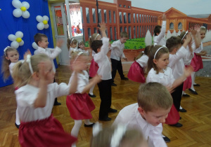 Dzieci wykonują układ taneczny.