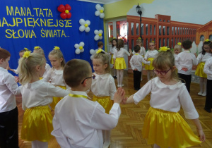 Dzieci wykonują układ taneczny.