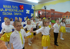 Dzieci wykonują układ taneczny.