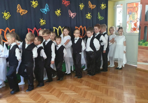 Dzieci przygotowują się do wykonania Poloneza.