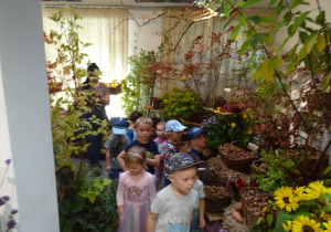 Dzieci na wycieczce w Ogrodzie Botanicznym.