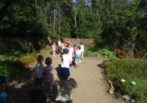 Dzieci na wycieczce w Ogrodzie Botanicznym.