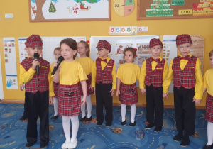 Dzieci śpiewają piosenkę na powitanie gości.
