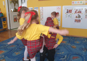 Dzieci układem tanecznym witają gości.