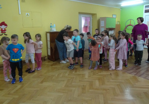 Dzieci podczas wspólnych zabaw ruchowych w Przedszkolu Miejskim nr 73.