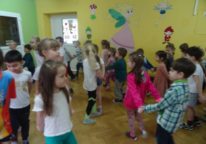 Dzieci podczas wspólnych zabaw ruchowych w Przedszkolu Miejskim nr 73.