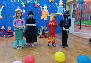 Dzieci uczestniczą w konkursie.