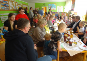 Wspólny poczęstunek dla Dziadków i wnucząt.