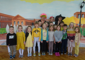 Wspólne zdjęcie Babć w Locie z przedszkolakami.