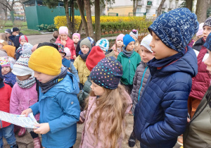 Przedszkolaki czytają list od Zajączka.