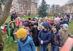 Przedszkolaki szukają Zajączka.