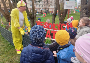 Przedszkolaki odnalazły Zajączka.