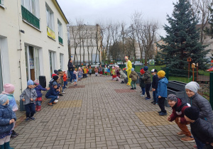 Wspólne zabawy z Zajączkiem.