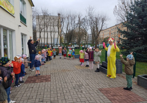 Wspólne zabawy z Zajączkiem.