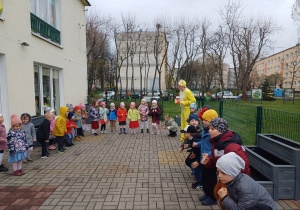 Wspólne zabawy z Zajączkiem.