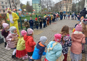 Wspólne zabawy z Zajączkiem.