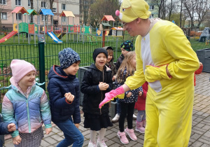 Wspólne zabawy z Zajączkiem.