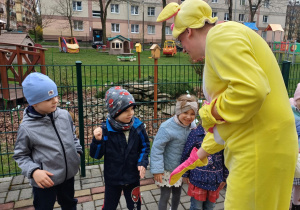 Wspólne zabawy z Zajączkiem.