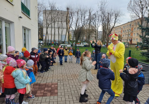 Wspólne zabawy z Zajączkiem.