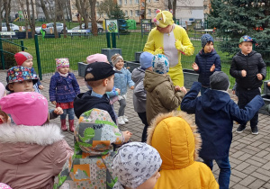 Wspólne zabawy z Zajączkiem.