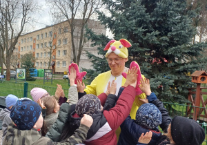 Wspólne zabawy z Zajączkiem.