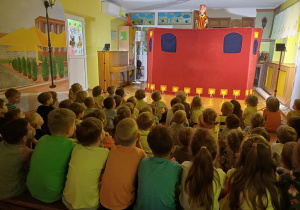 Przedstawienie teatralne pt. "Księżniczka na ziarnku grochu".