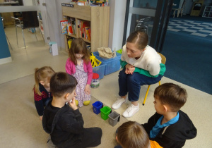 Przedszkolaki w Miejskiej Bibliotece Publicznej "Rozgrywka".