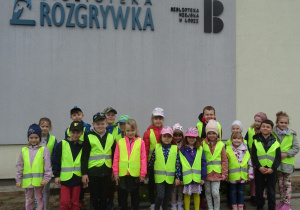 Przedszkolaki w Miejskiej Bibliotece Publicznej "Rozgrywka".