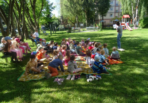 Głośne czytanie literatury dziecięcej.