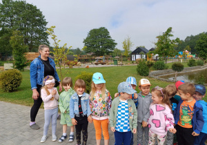 Dzieci zwiedzają mini zoo w Dobroniu.