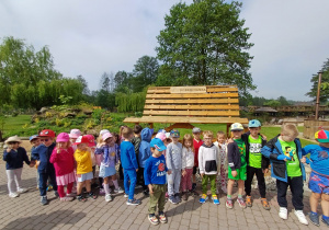 Dzieci zwiedzają mini zoo w Dobroniu.