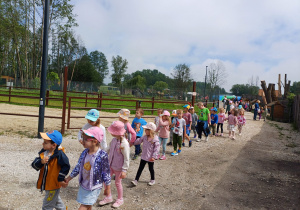 Dzieci zwiedzają mini zoo w Dobroniu.