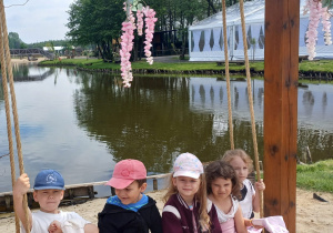 Dzieci zwiedzają mini zoo w Dobroniu.